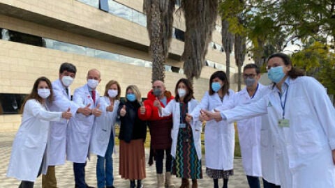 Francisco y Catalina con el equipo de transplantes