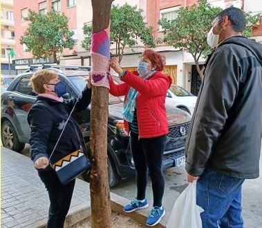 'Teixint colors', una iniciativa que viste de color el barrio valenciano de Orriols 'Teixint colors', una iniciativa que viste de color el barrio valenciano de Orriols
