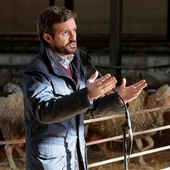 El presidente del Partido Popular, Pablo Casado, visita una quesería en Matadeón de los Oteros y recorre las calles de la localidad El presidente del Partido Popular, Pablo Casado, visita una quesería en Matadeón de los Oteros y recorre las calles de la localidad