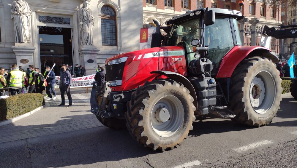 Tractores protestan frente al Ministerio de Agricultura