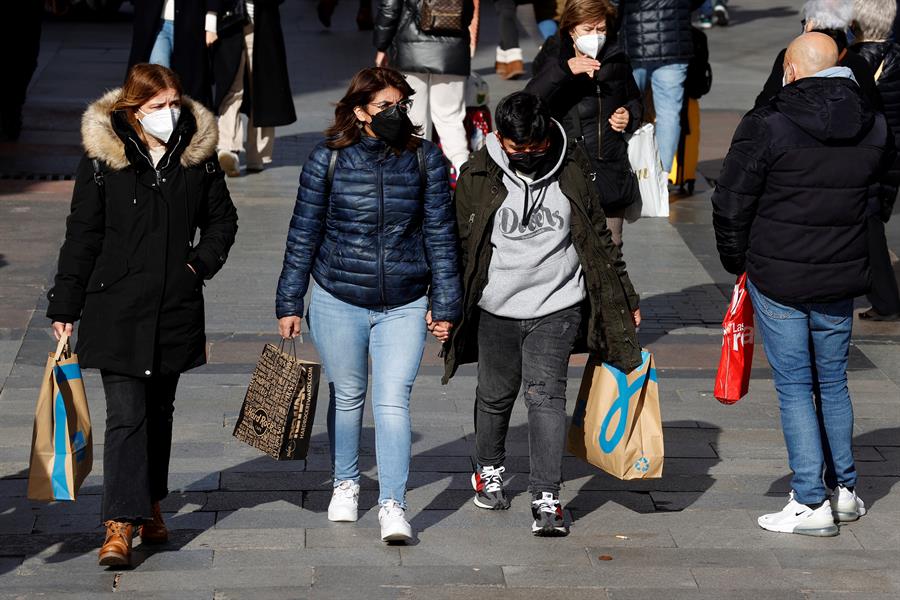 El Gobierno confirma que mantendrá la mascarilla en exteriores "el tiempo imprescindible" El Gobierno confirma que mantendrá la mascarilla en exteriores "el tiempo imprescindible"