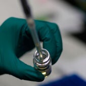 Investigadores desarrollando una vacuna