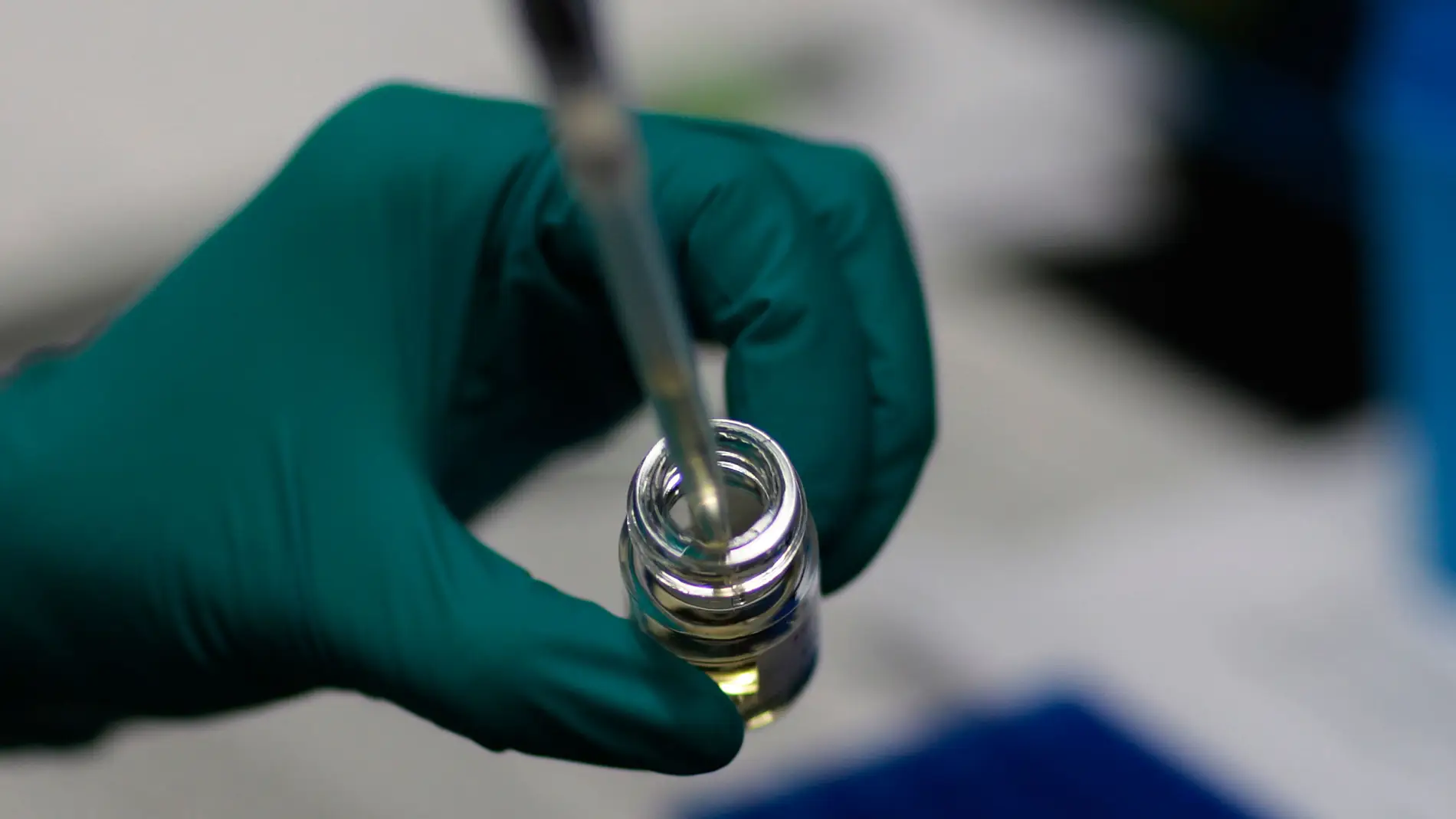 Investigadores desarrollando una vacuna