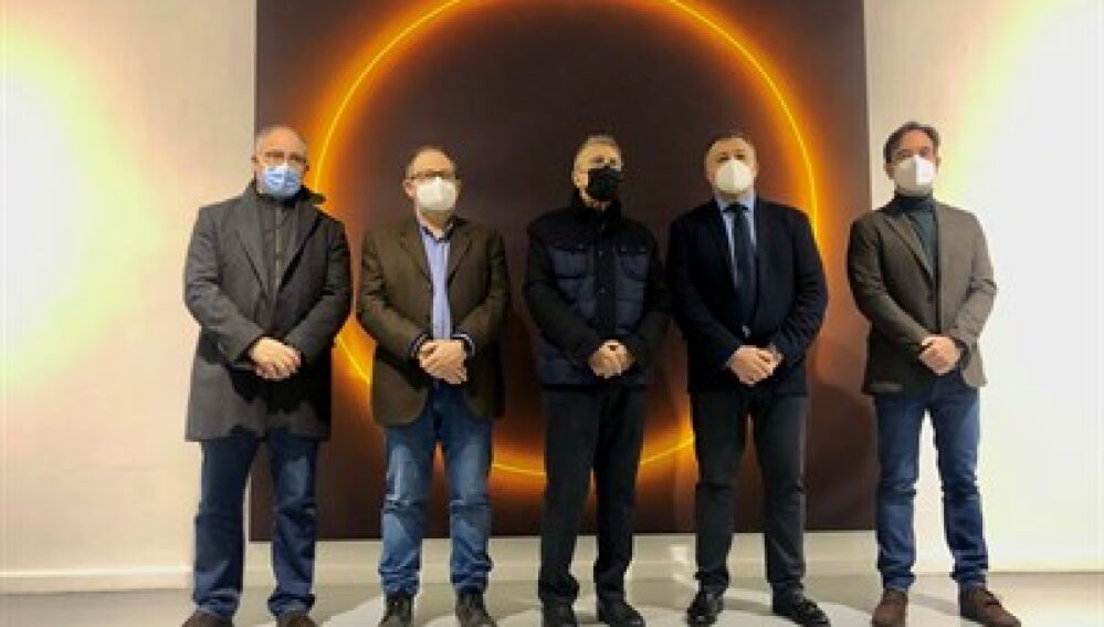 Yturralde, con el alcalde y otros representantes políticos durante la inauguración de la muestra en la Casa Zavala, el pasado mes de diciembre