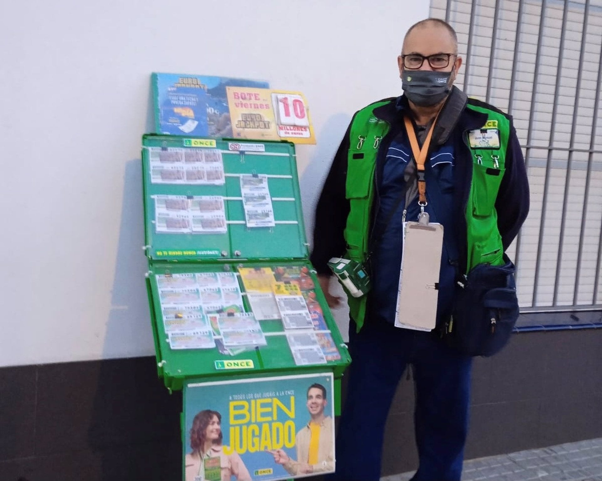 Juan Manuel: un cuponero 'con duende' que reparte millones en la Barriada Bazán Juan Manuel: un cuponero 'con duende' que reparte millones en la Barriada Bazán