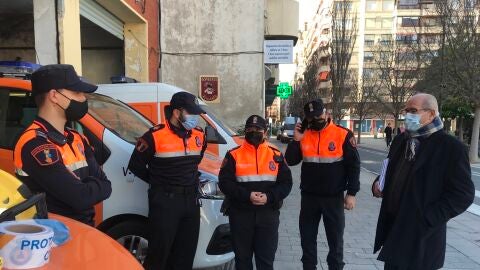 El concejal Jos&eacute; Ram&oacute;n Gonz&aacute;lez con voluntarios de Protecci&oacute;n Civil