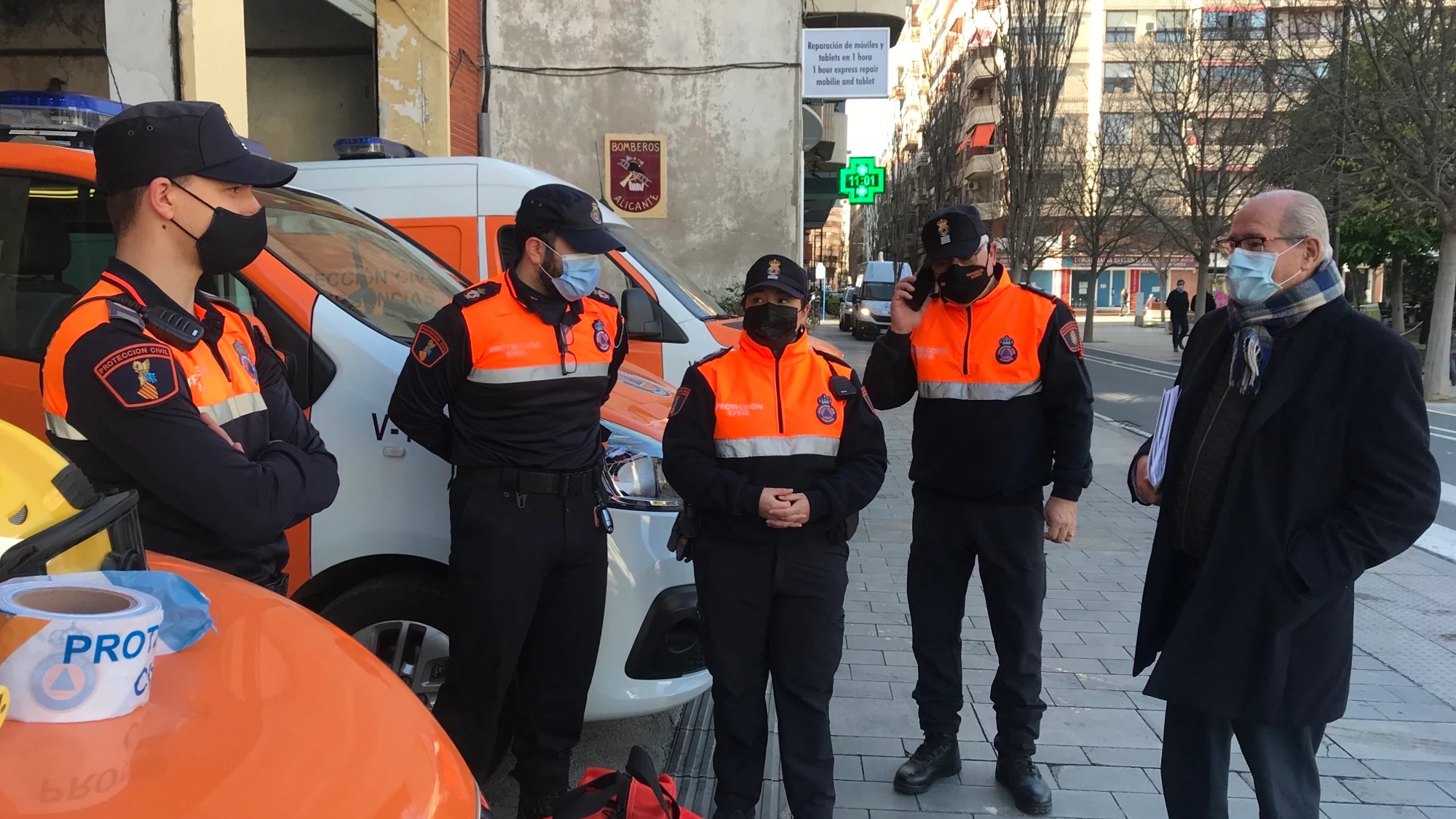 El concejal José Ramón González con voluntarios de Protección Civil El concejal José Ramón González con voluntarios de Protección Civil
