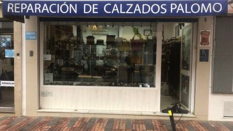 Fachada del comercio 'Reparaci&oacute;n de Calzados Palomo', en la avenida de Nabeul.