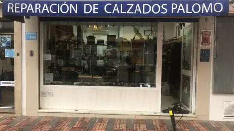 Fachada del comercio 'Reparación de Calzados Palomo', en la avenida de Nabeul. Fachada del comercio 'Reparación de Calzados Palomo', en la avenida de Nabeul.