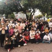 Alumnos y alumnas de los colegios afectados protestan junto a sus padres y madres, ante el Ayuntamiento.