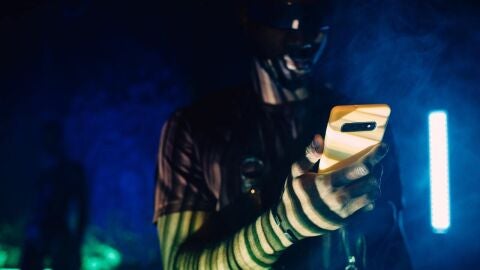 Hombre con tel&eacute;fono m&oacute;vil