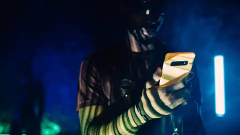Hombre con teléfono móvil Hombre con teléfono móvil