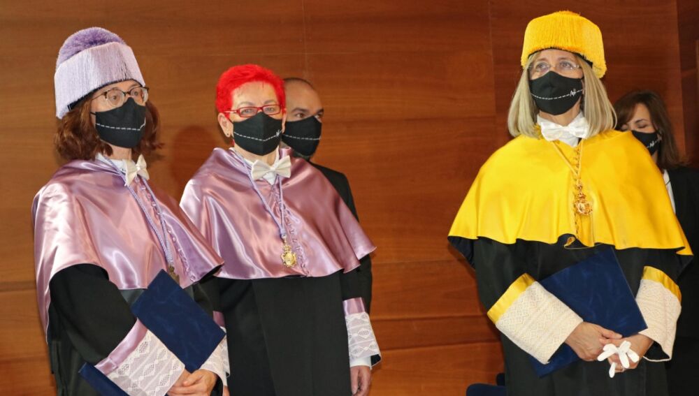 Marie Johnston, nueva doctora Honoris Causa de la UMH, junto a las madrinas de su investidura. Marie Johnston, nueva doctora Honoris Causa de la UMH, junto a las madrinas de su investidura.