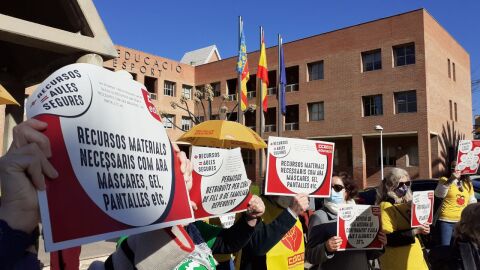 Protesta de CCOO frente a la Conselleria de Educación.