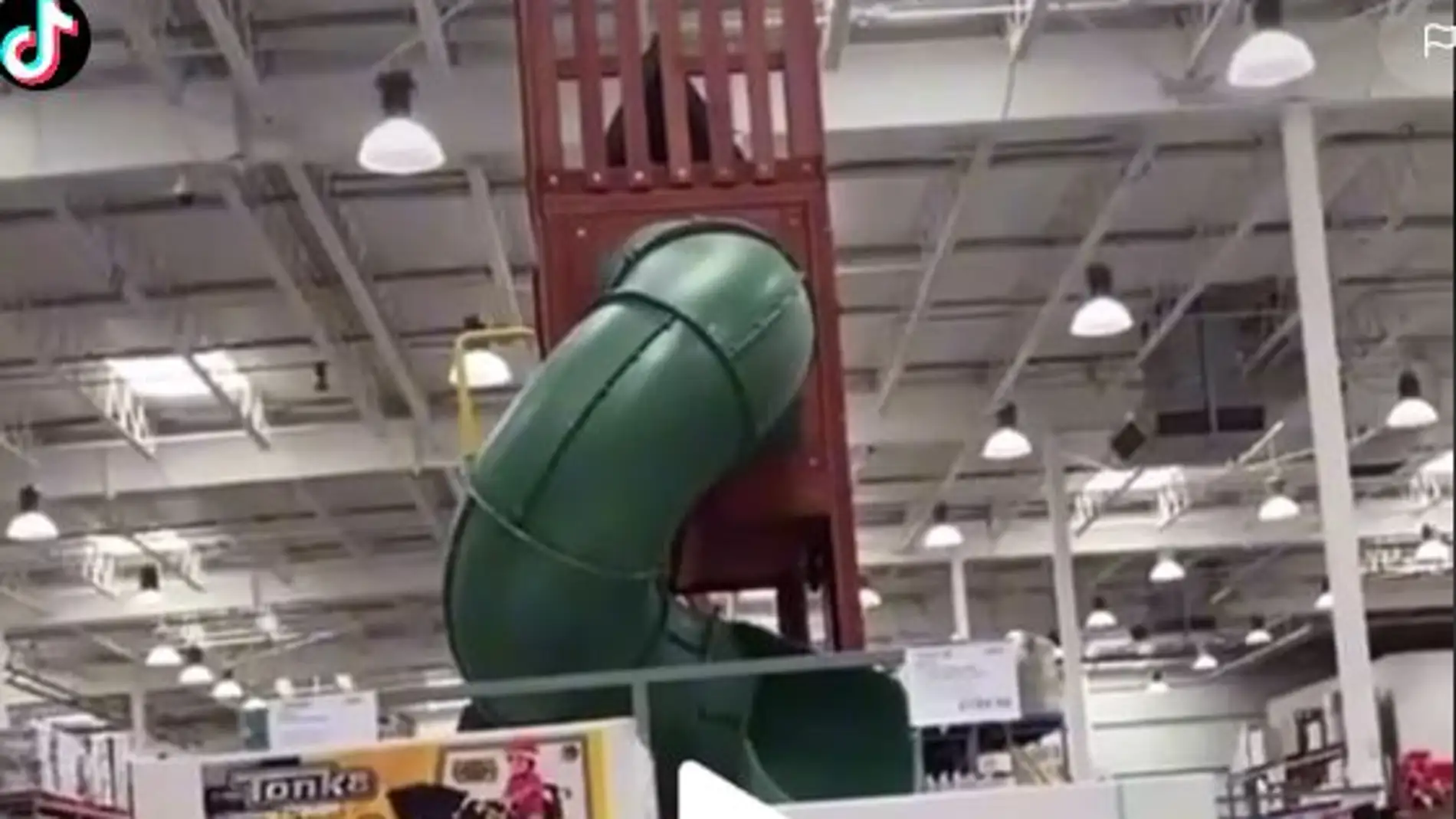Captura del vídeo de Tik Tok en el que se desploma un tobogán de un supermercado
