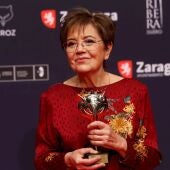 La realizadora Cecilia Bartolomé posa con el "Feroz de honor" durante la gala de la 9ª edición de los Premios Feroz 2022