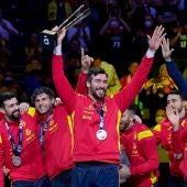 Los jugadores de la selección española de balonmano celebrando su plata en el Europeo