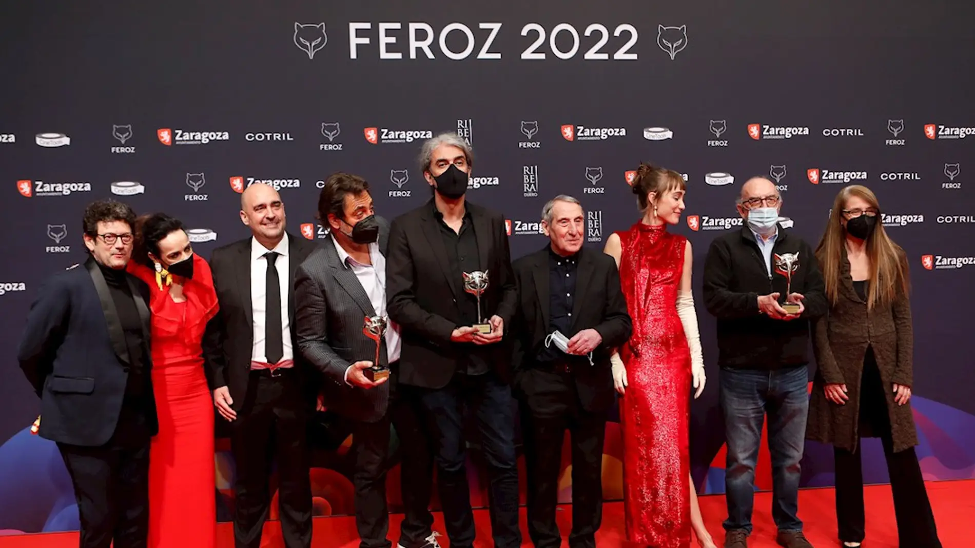 El equipo de la película "El buen patrón" posan con los premios recibidos durante la gala de la 9ª edición de los Premios Feroz 2022