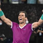 Rafa Nadal hace historia al conquistar el Open de Australia tras una épica remontada ante Medvédev