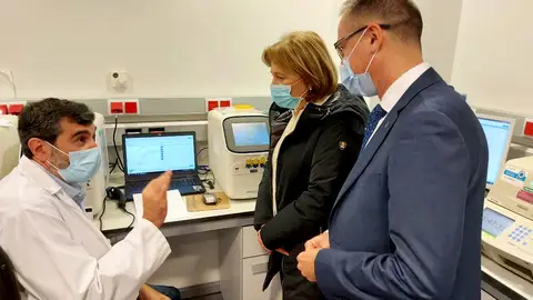 Pablo Fernández, consejero de Salud del Principado de Asturias, visitó el laboratorio de microbiologia del HUCA junto a la delegada del Gobierno, Delia Losa Pablo Fernández, consejero de Salud del Principado de Asturias, visitó el laboratorio de microbiologia del HUCA junto a la delegada del Gobierno, Delia Losa