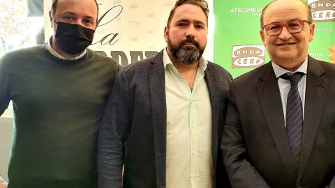 Jos&eacute; Manuel Jim&eacute;nez, Carlos Hidalgo y Jos&eacute; Castro, presidente del Sevilla FC.