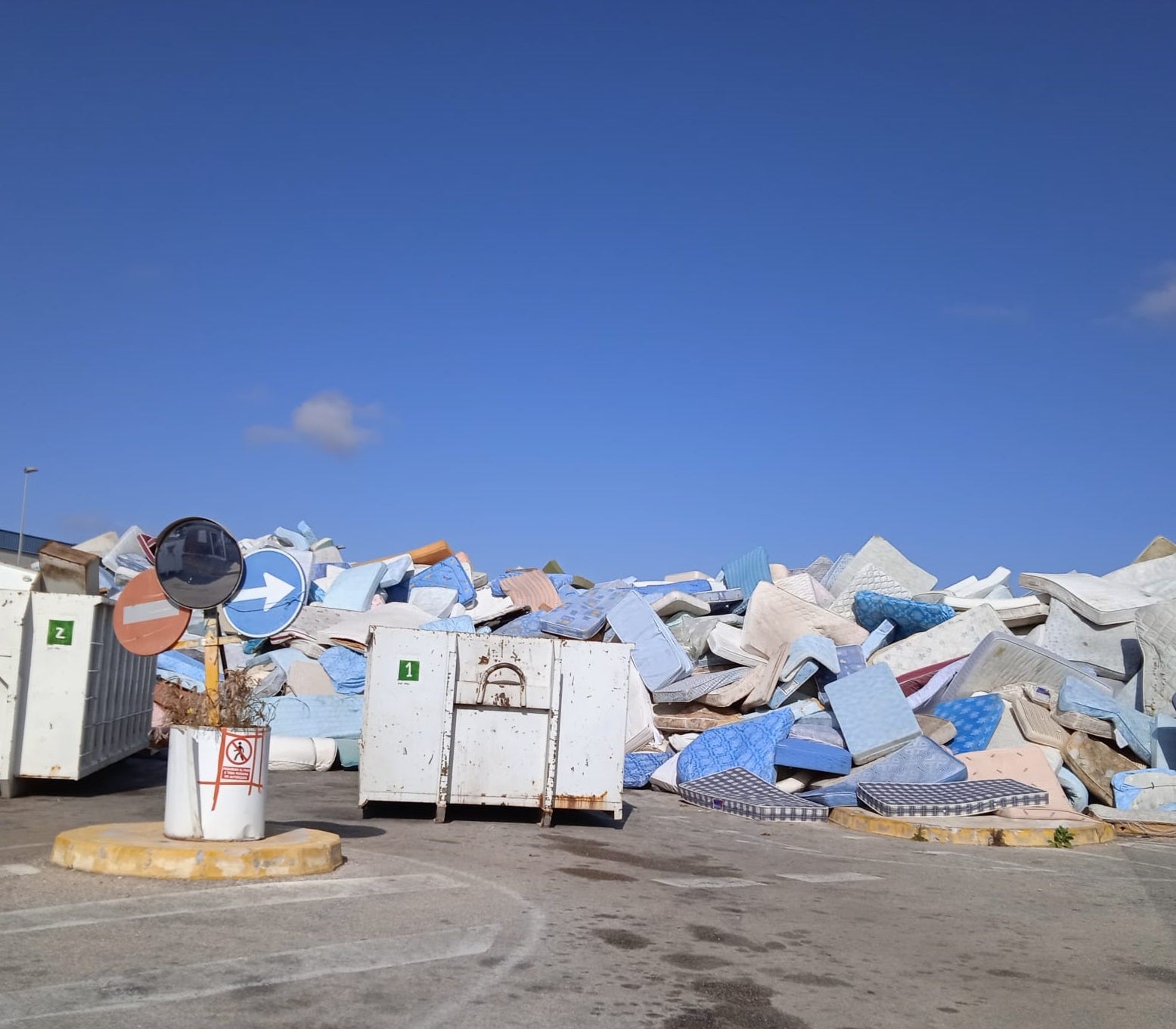 Santa Pola saca a concurso público un contrato para retirar más de 10.000 colchones acumulados en el EcoParque local Santa Pola saca a concurso público un contrato para retirar más de 10.000 colchones acumulados en el EcoParque local