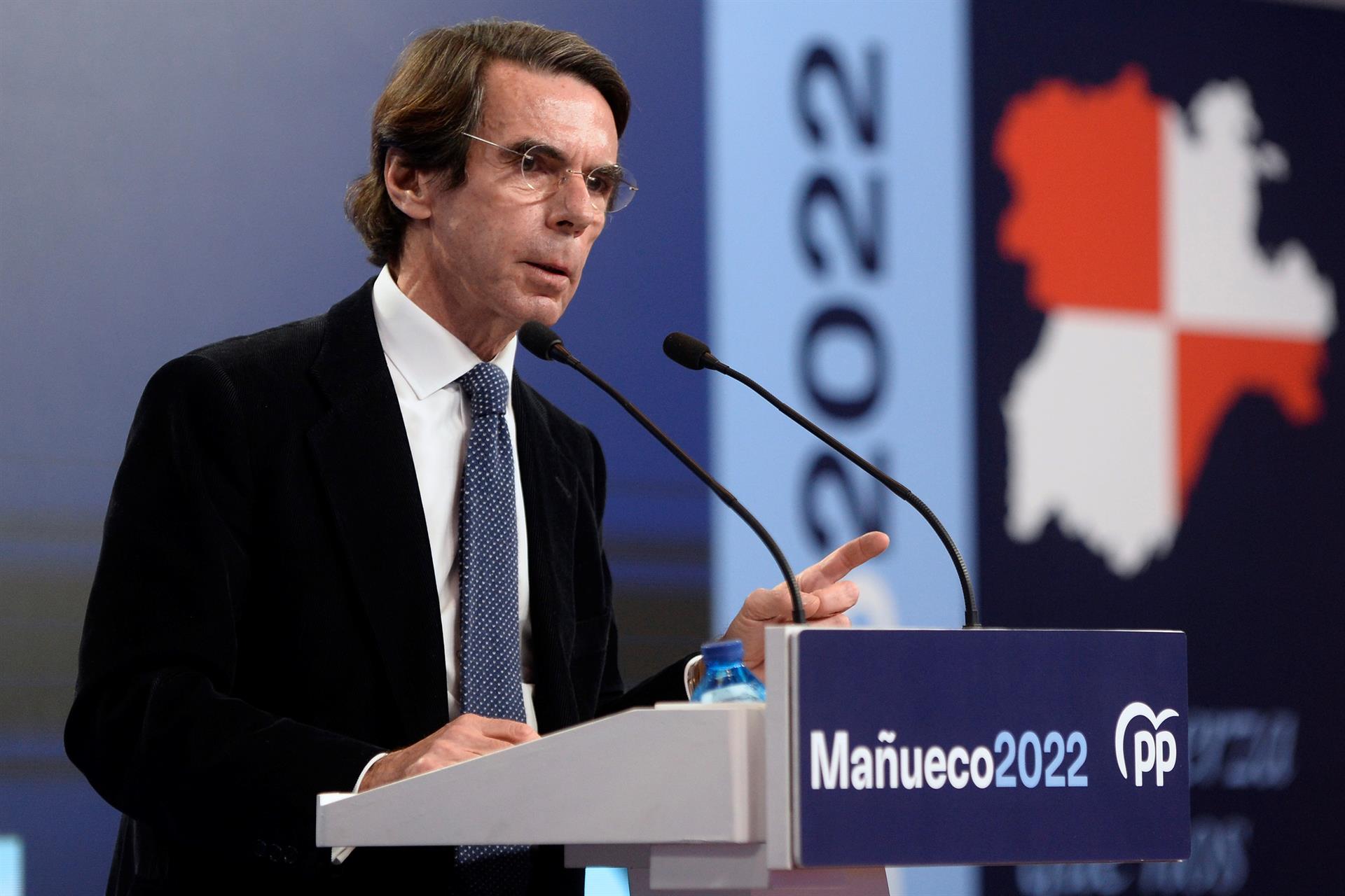 Aznar cuestiona a Casado y asegura que los ciudadanos: "No tienen un referente fuerte en el que confiar" Aznar cuestiona a Casado y asegura que los ciudadanos: "No tienen un referente fuerte en el que confiar"
