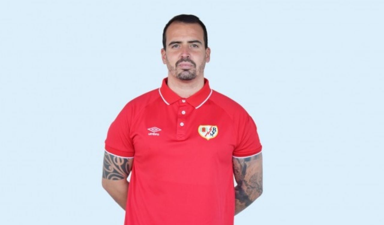 Las redes se encienden por la contratación de Carlos Santiso como entrenador del Rayo Femenino tras haber sugerido "hacer algo como los de la Arandina" Las redes se encienden por la contratación de Carlos Santiso como entrenador del Rayo Femenino tras haber sugerido "hacer algo como los de la Arandina"