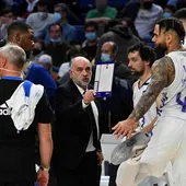 Laso da instrucciones al equipo en un partido. Laso da instrucciones al equipo en un partido.