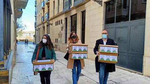 Miembros de la ILP entregando las firmas este lunes en Les Corts.