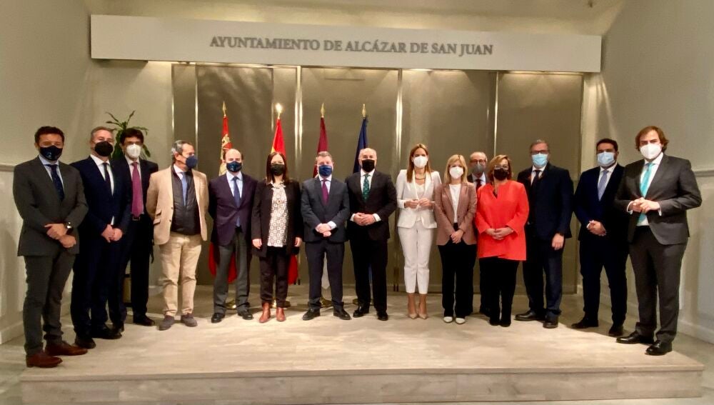 Foto de familia con todas las autoridades presentes