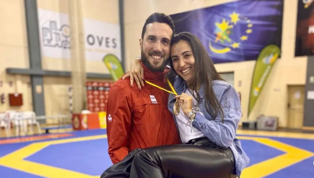 Raúl Martínez y su mujer, Malen Bonilla, celebran la medalla de oro logrado por el ilicitano en La Nucia. Raúl Martínez y su mujer, Malen Bonilla, celebran la medalla de oro logrado por el ilicitano en La Nucia.