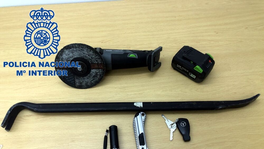 Herramientas intervenida a los detenidos en Elche por el robo de catalizadores de coches.