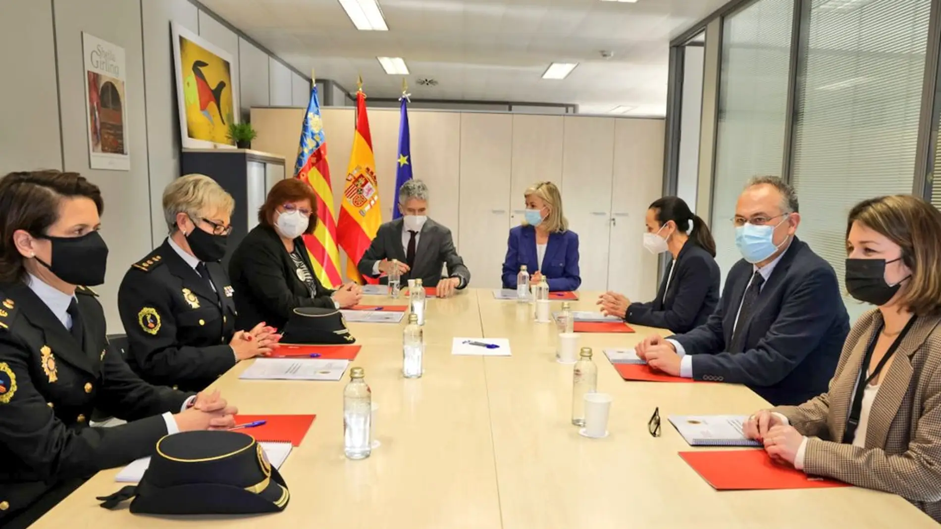 El ministro del Interior, Fernando Grande-Marlaska, visita la Oficina de Denuncias y Asistencia a las Víctimas de Violencia de Género de València. 