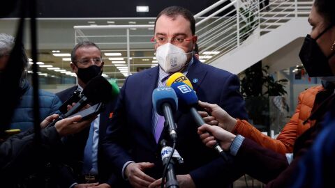 Adri&aacute;n Barb&oacute;n atiende a los medios de comunicaic&ograve;n en su visita a Orange (31-01-2022)
