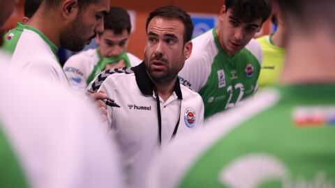 V&iacute;ctor Montesinos, entrenador Unicaja Banco Sinf&iacute;n de Asobal