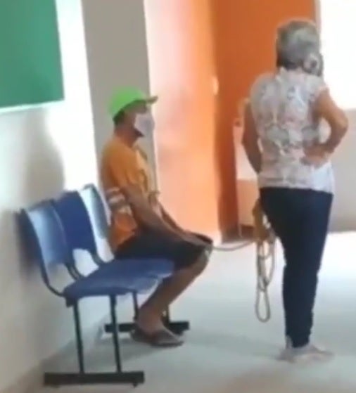 Una mujer lleva atado a su marido para que se ponga la vacuna del coronavirus Una mujer lleva atado a su marido para que se ponga la vacuna del coronavirus