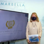La alcaldesa de Marbella, Ángeles Muñoz, este lunes en una rueda de prensa. La alcaldesa de Marbella, Ángeles Muñoz, este lunes en una rueda de prensa.
