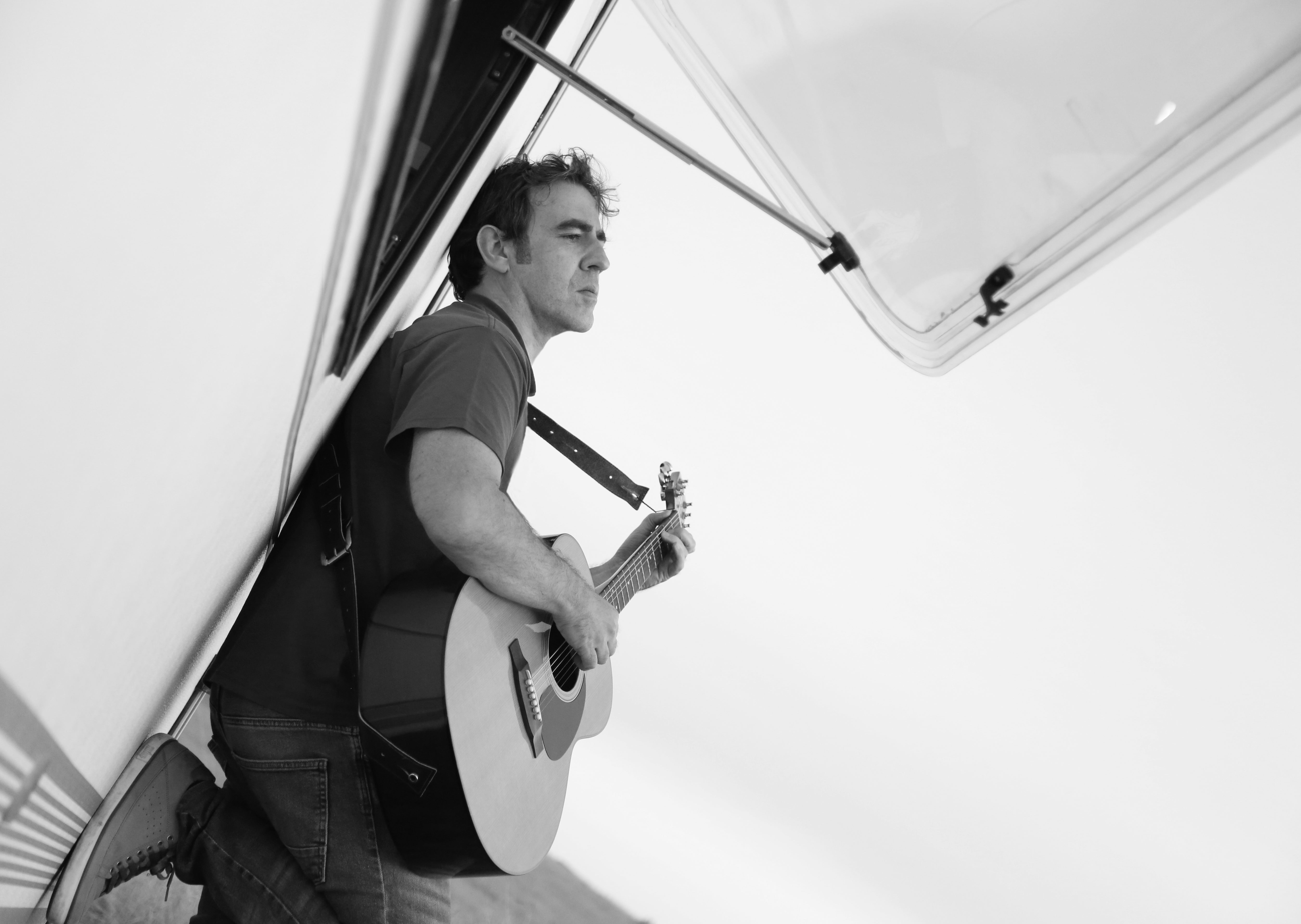 El cantante ciudadrealeño Burnó presenta "Huele a mar" un vídeo Liric adelanto de su EP "Volveré a bailar contigo" El cantante ciudadrealeño Burnó presenta "Huele a mar" un vídeo Liric adelanto de su EP "Volveré a bailar contigo"