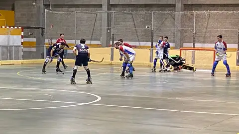 Una jugada del derbi entre el Areces y el Roller Una jugada del derbi entre el Areces y el Roller