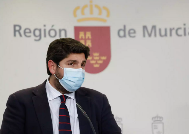 López Miras no cree que deba dimitir el presidente del PP de Lorca, Gil Jódar porque "en ningún momento justificó algo que es injustificable" López Miras no cree que deba dimitir el presidente del PP de Lorca, Gil Jódar porque "en ningún momento justificó algo que es injustificable"