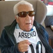 Arsenio Iglesias, con la camiseta del Centenario del Hércules.