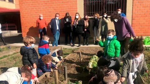 Visita a los huertos del colegio L'Ablanu