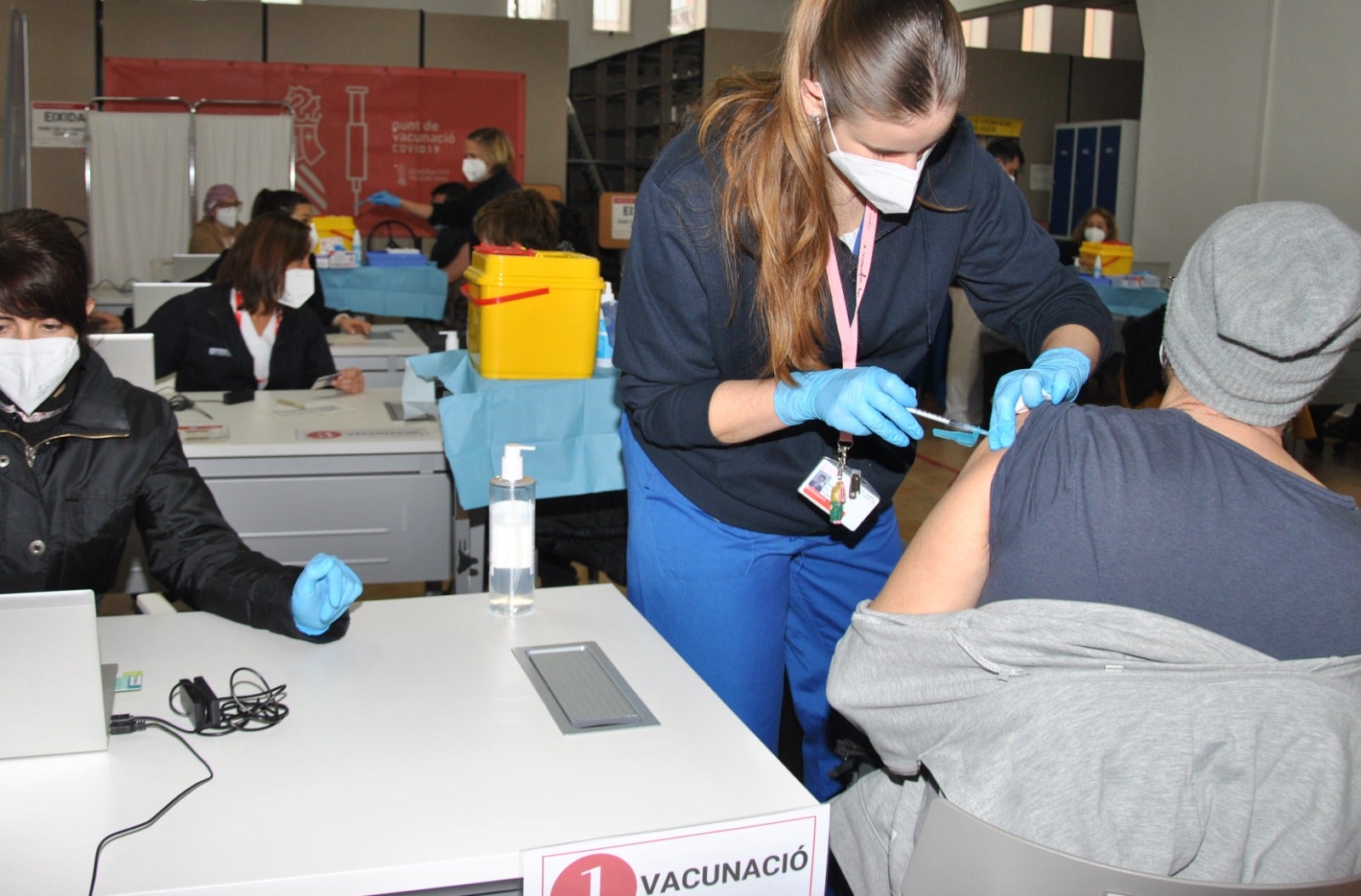Los veinteañeros empiezan a recibir la tercera dosis de la vacuna en Castelló Los veinteañeros empiezan a recibir la tercera dosis de la vacuna en Castelló