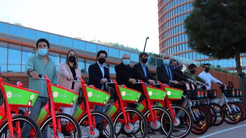 Momento de la presentación en la Cartuja de las nuevas bicicletas eléctricas 