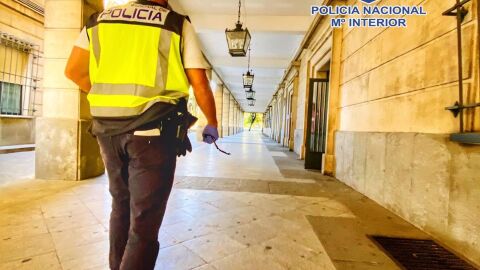 Agente de la Policía Nacional en las inmediaciones de los Juzgados de Sevilla