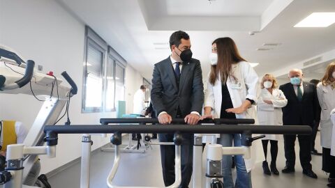 El presidente de la Junta Juanma Moreno junto a una enfermera del Hospital Militar