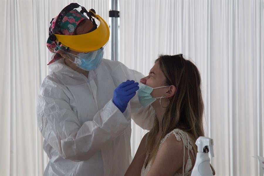 Un estudio revela cuánto dura el Covid en personas con tres dosis e infectadas con Ómicron Un estudio revela cuánto dura el Covid en personas con tres dosis e infectadas con Ómicron