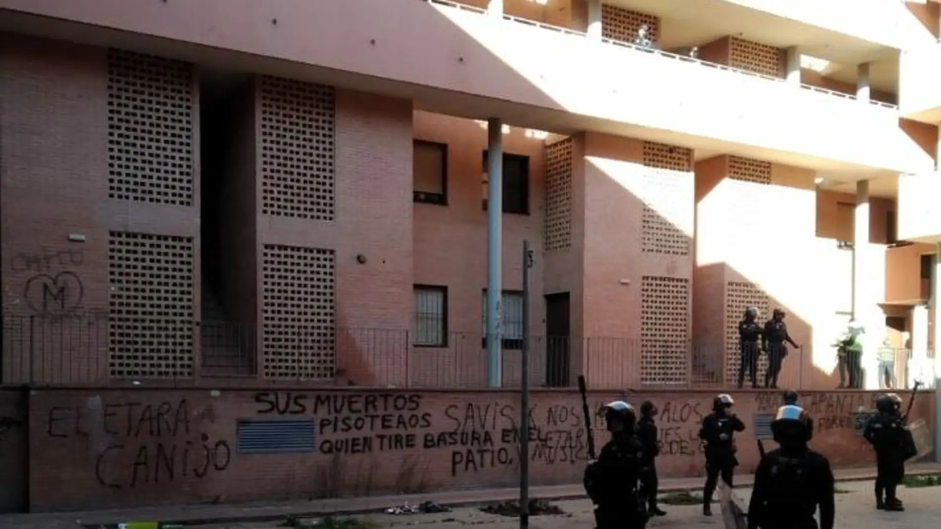 Despliegue policial en un bloque de viviendas en Puertollano