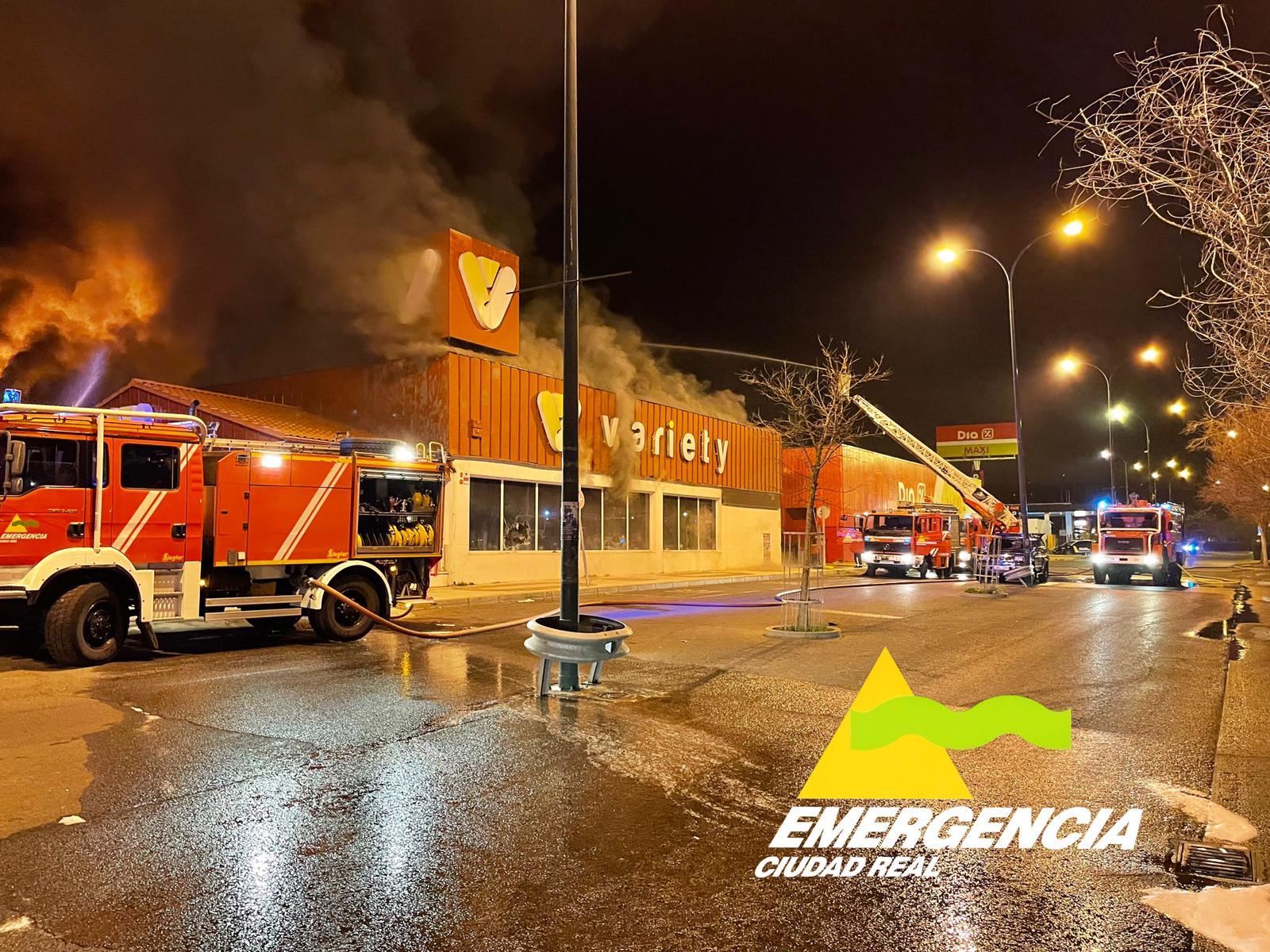 Un incendio destruye una nave comercial en Puertollano aunque no hubo heridos Un incendio destruye una nave comercial en Puertollano aunque no hubo heridos
